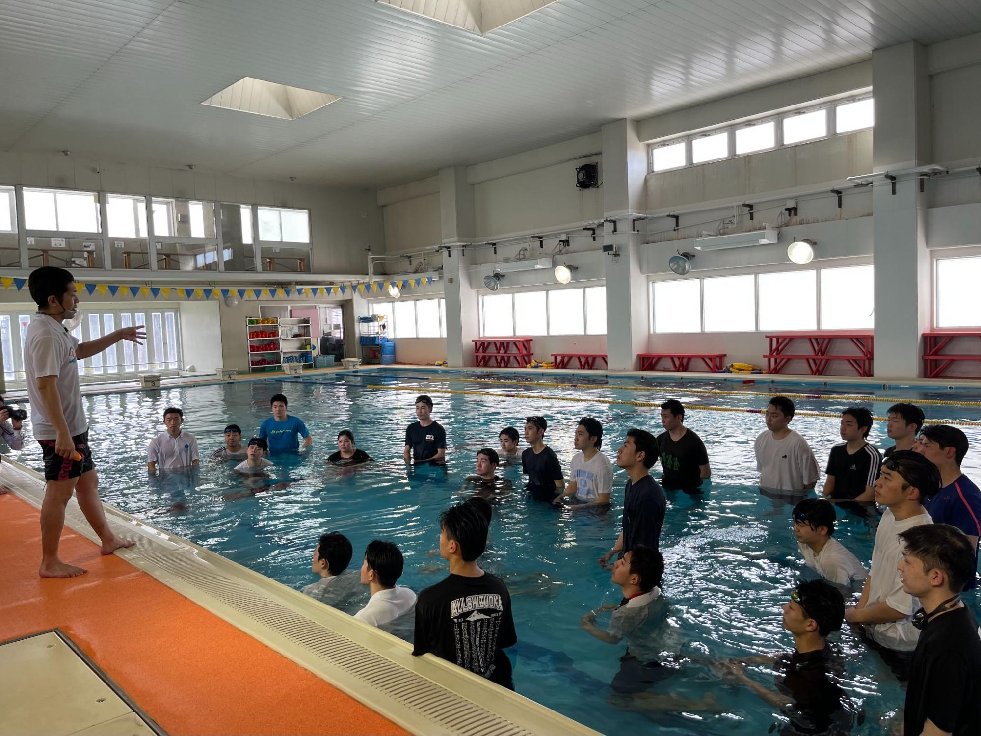 名古屋医専救急救命学科の生徒さんに着衣泳訓練の授業を行いました。