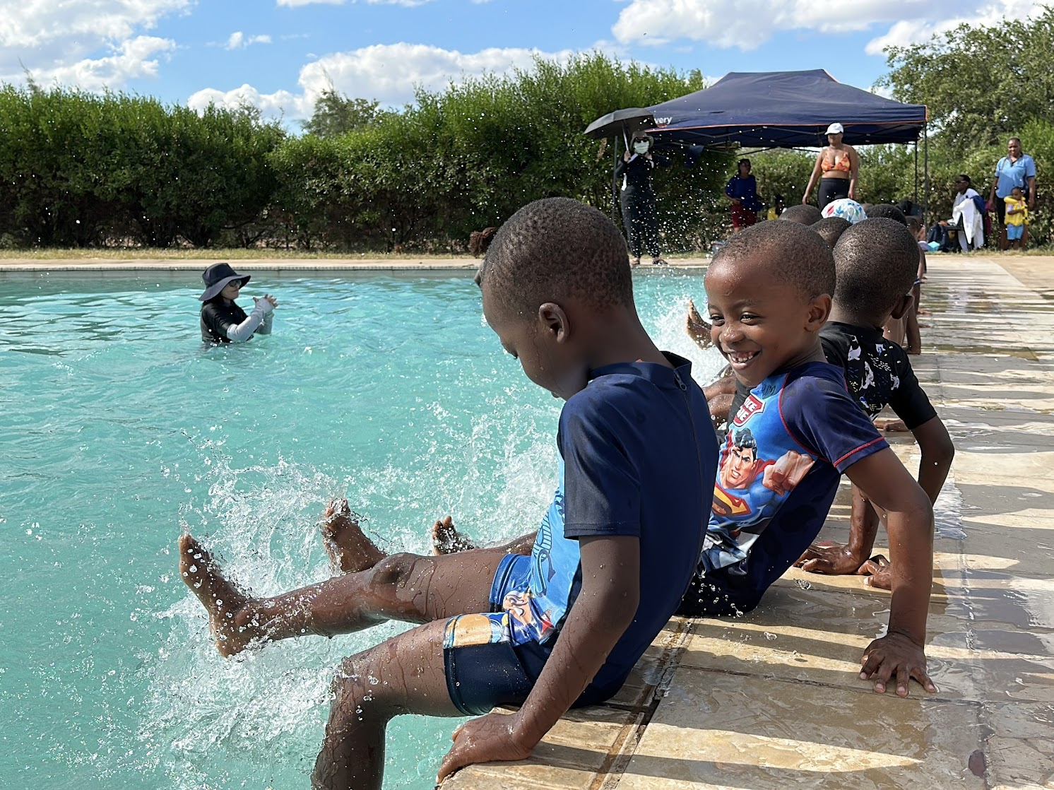 アフリカ進出：ジンバブエで水難訓練を含む水泳教室を実施